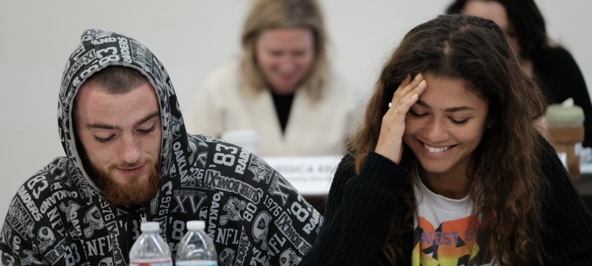 Euphoria | Elenco lê roteiro da segunda temporada em foto dos bastidores