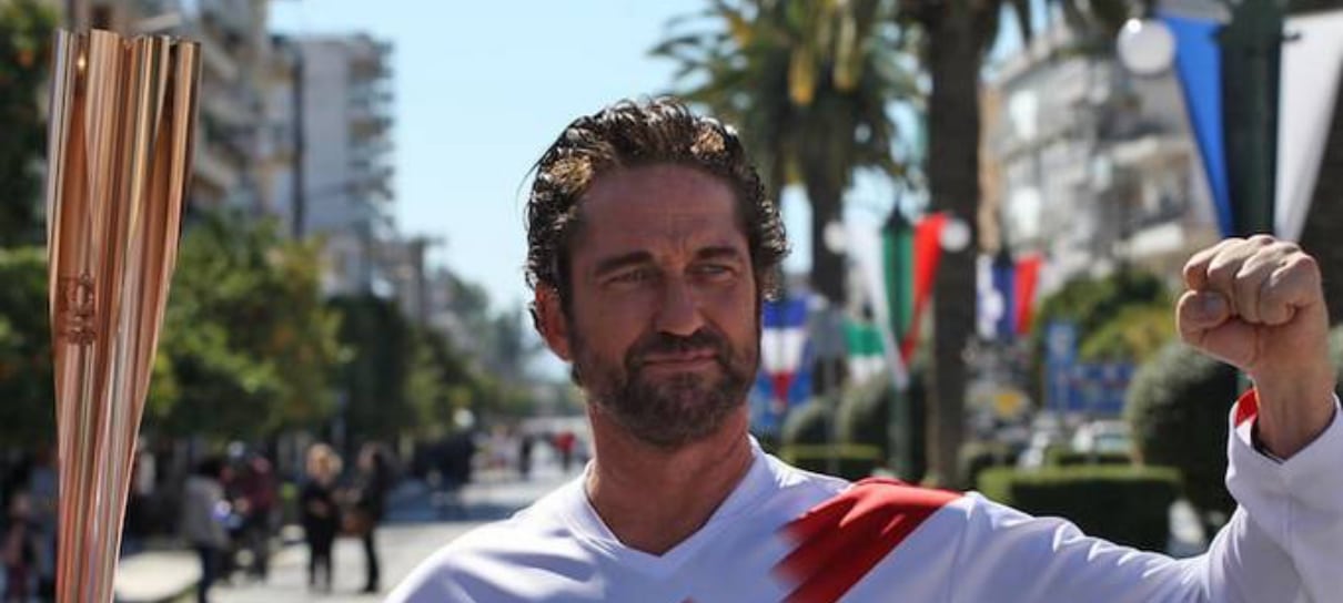 Gerard Butler relembra frase clássica de 300 ao carregar tocha olímpica em Esparta