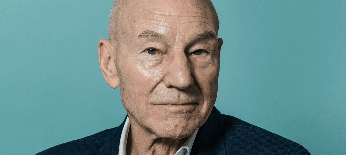 Patrick Stewart lê Shakespeare em suas redes sociais