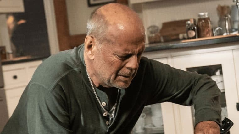 Bruce Willis está pistola em trailer de Survive the Night