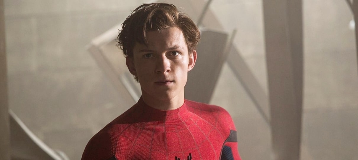 Tom Holland assume ter roubado coisas dos sets dos filmes da Marvel