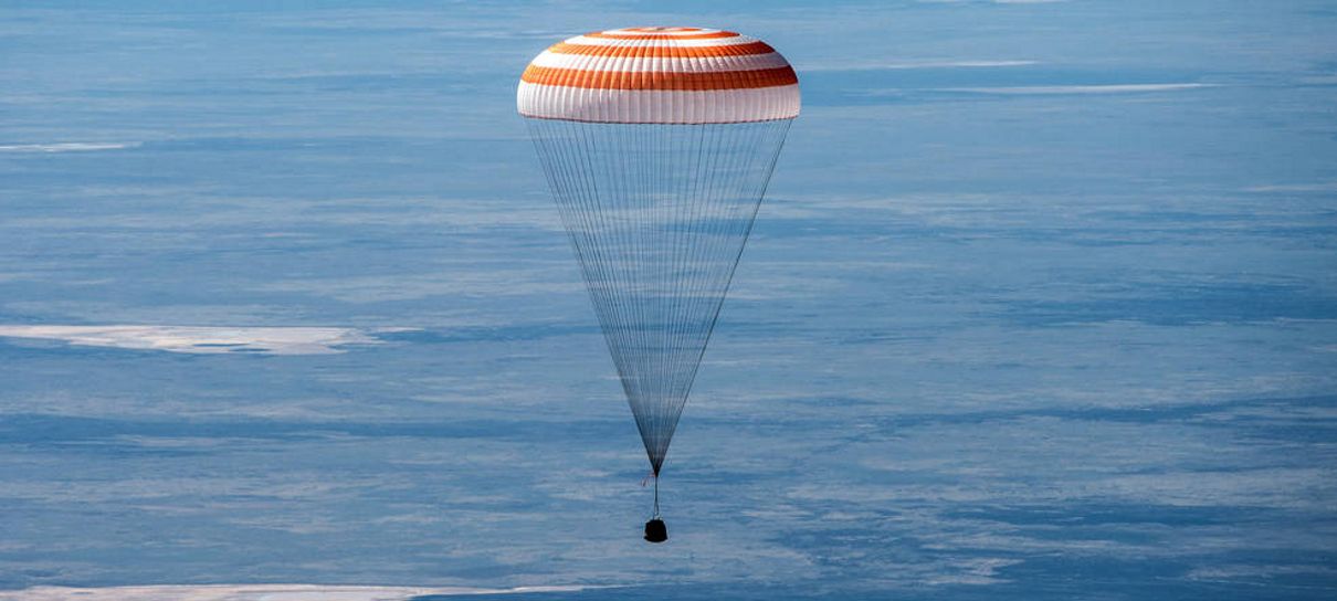 Astronautas da Estação Espacial Internacional retornam à Terra