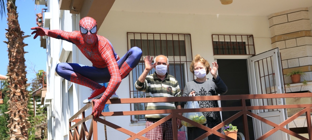 Fã se veste de Homem-Aranha e ajuda vizinhos durante a quarentena na Turquia