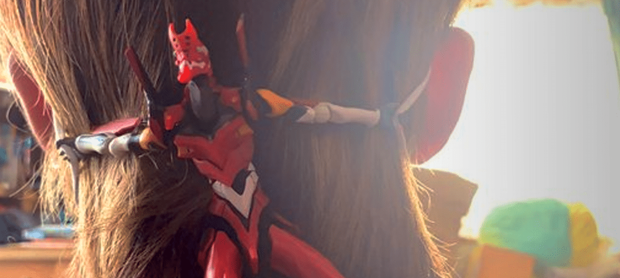 Japoneses estão usando figures para segurar máscaras, imitando cena de Homem-Aranha