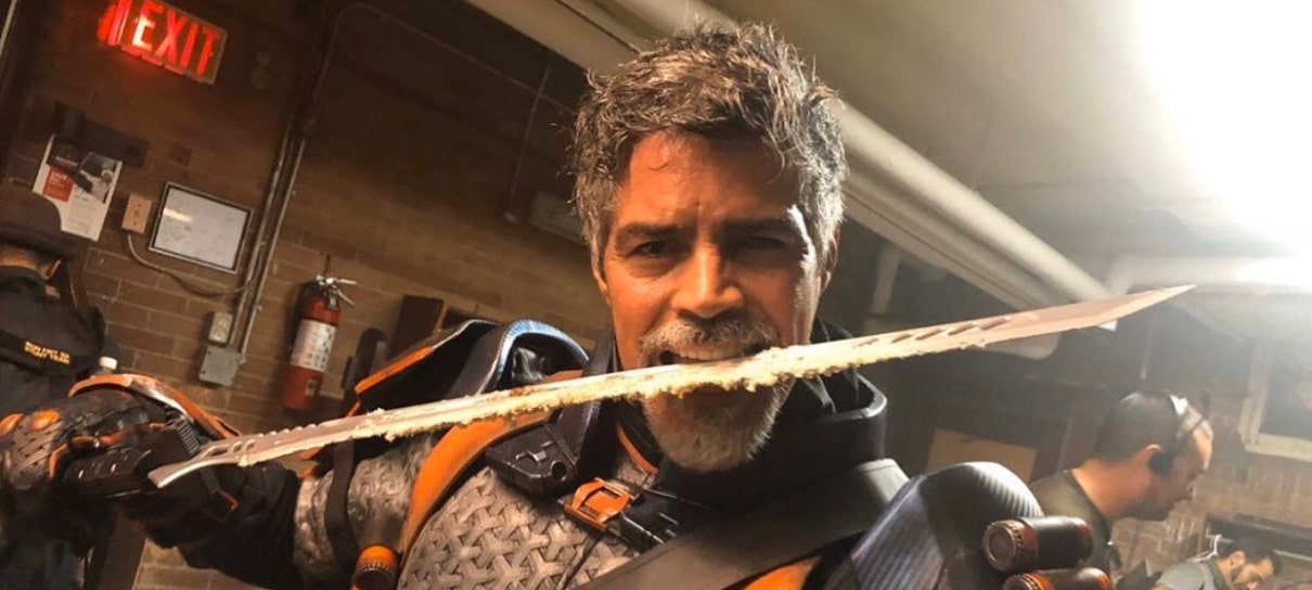 Titãs | Deathstroke corta bolo com uma katana em foto de bastidores