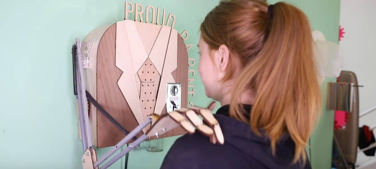 Essa máquina te dá tapinhas no ombro e diz que tem orgulho de você