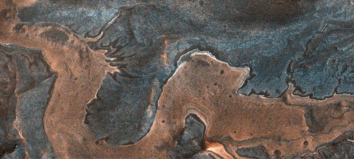 NASA fotografa mancha com formato de dragão em Marte