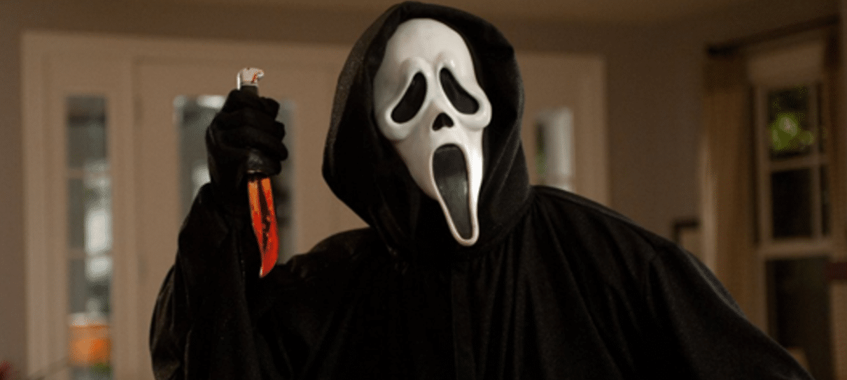 Esse cara usando a roupa do filme Pânico tentou afugentar os idosos das ruas