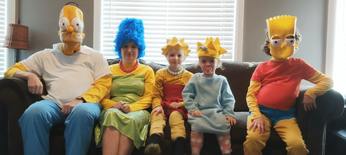 Família entediada recria a abertura de Os Simpsons em casa