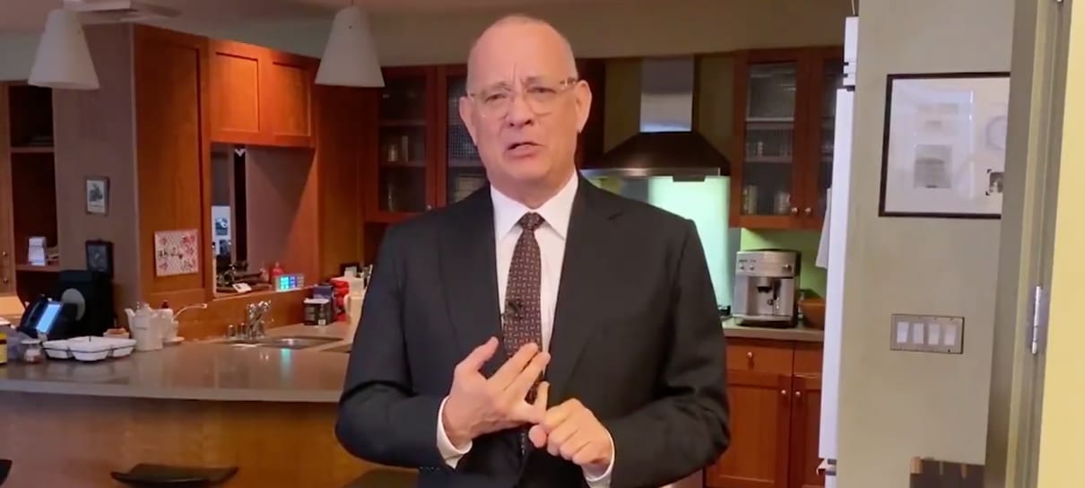 Tom Hanks apresenta SNL sem sair de casa, após se recuperar do coronavírus
