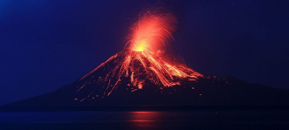 Vulcão Krakatoa entra em erupção na Indonésia pela terceira vez na história