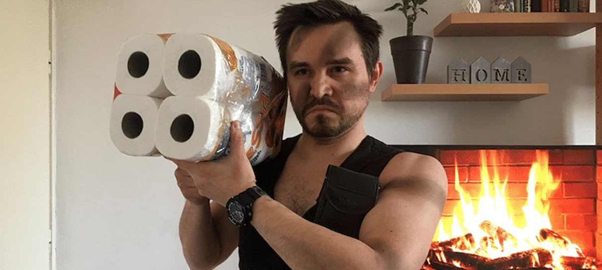 Casal recria cenas icônicas de filmes usando itens cotidianos e muita criatividade