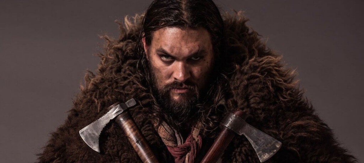 Jason Momoa ensina o que não fazer ao atirar machadinhas