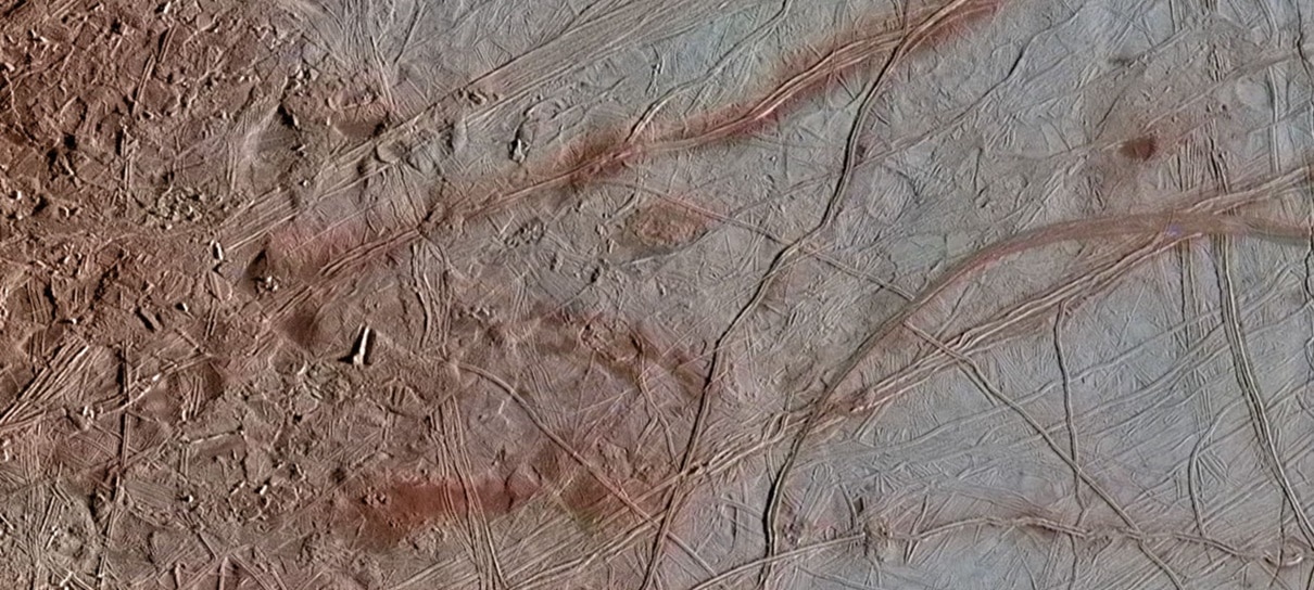 NASA reedita imagens da lua de Júpiter que revelam "caos" em sua superfície