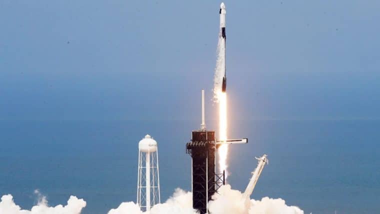 SpaceX conclui lançamento de sua primeira missão tripulada; veja como foi