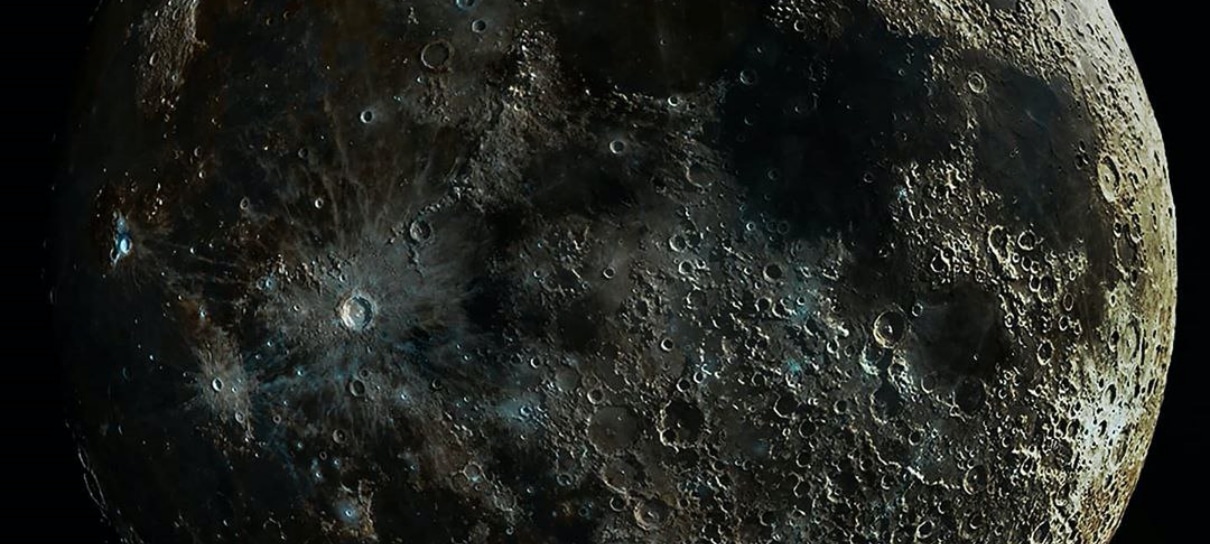 Fotógrafo captura "foto impossível" de detalhes da superfície lunar