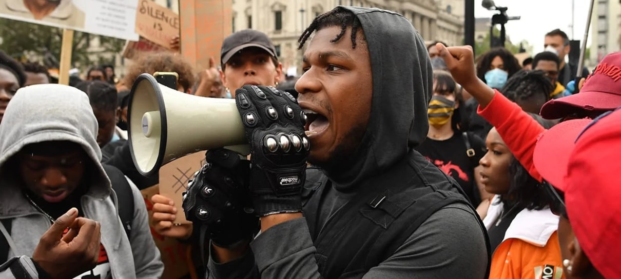 John Boyega discursa contra racismo em protesto e comove diretores e produtores