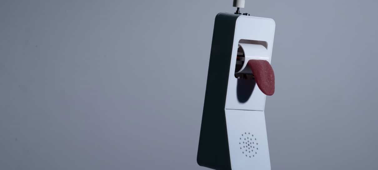 Telefone com língua de silicone ajuda pessoas a se sentirem menos isoladas