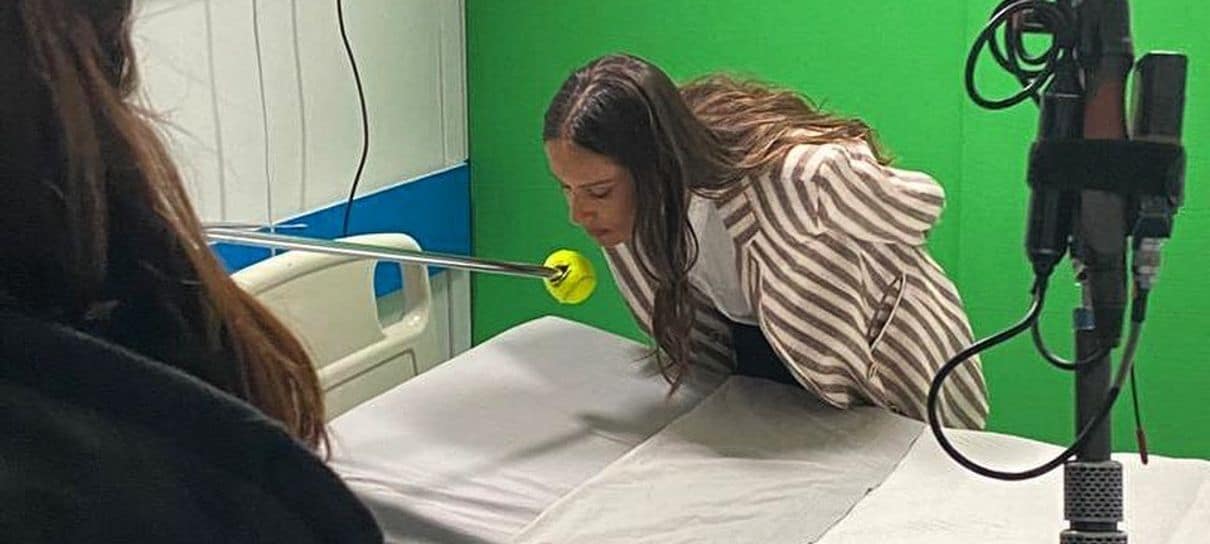 Novela portuguesa grava cena de beijo com atores em salas separadas