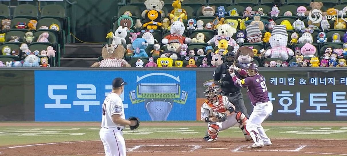 Pelúcias de Pokémon, Bob Esponja e outros substituem o público em estádios