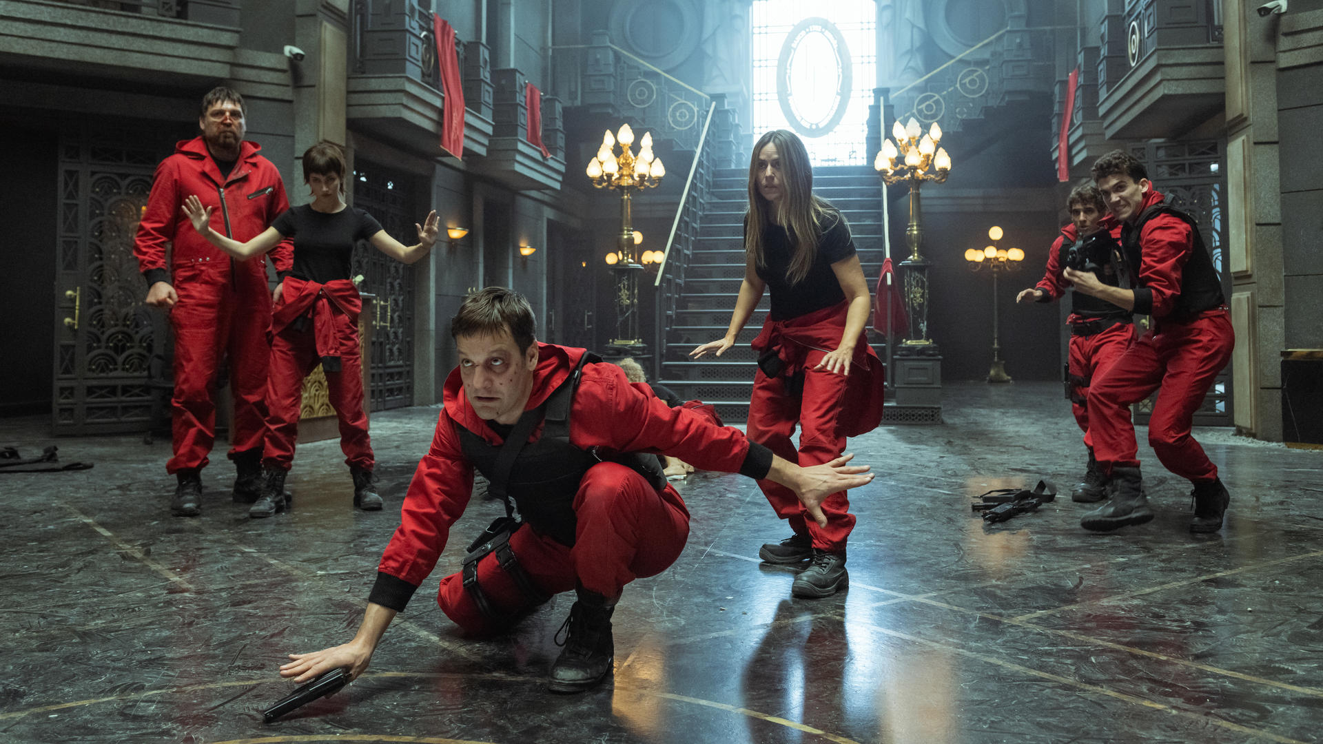 LA CASA DE PAPEL (L to R) HOVIK KEUCHKERIAN as BOGOTÁ, ÚRSULA CORBERÓ as TOKIO, RODRIGO DE LA SERNA as PALERMO, ITZIAR ITUÑO as LISBOA, MIGUEL HERRÁN as RÍO, JAIME LORENTE as DENVER in episode 02 of LA CASA DE PAPEL. Cr. TAMARA ARRANZ/NETFLIX © 2020
