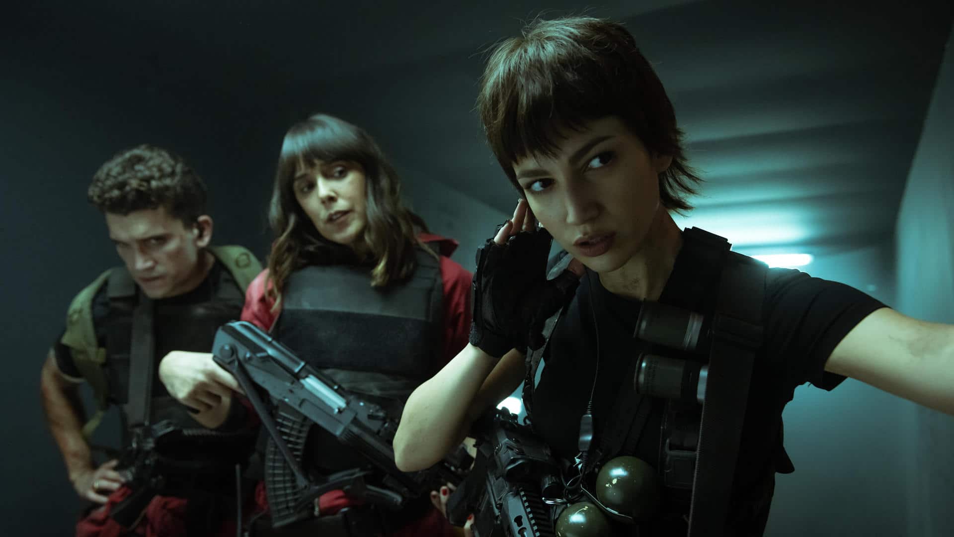 LA CASA DE PAPEL (L to R) JAIME LORENTE as DENVER, BELÉN CUESTA as MANILA, ÚRSULA CORBERÓ as TOKIO in episode 04 of LA CASA DE PAPEL. Cr. TAMARA ARRANZ/NETFLIX © 2020