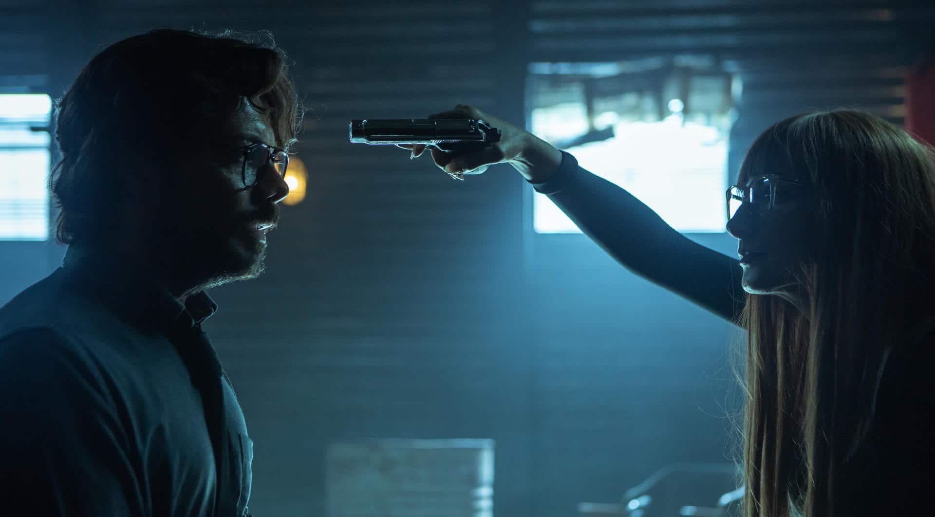 LA CASA DE PAPEL (L to R) ÁLVARO MORTE as PROFESOR, NAJWA NIMRI as ALICIA SIERRA in episode 01 of LA CASA DE PAPEL. Cr. MANOLO PAVÓN/NETFLIX © 2020