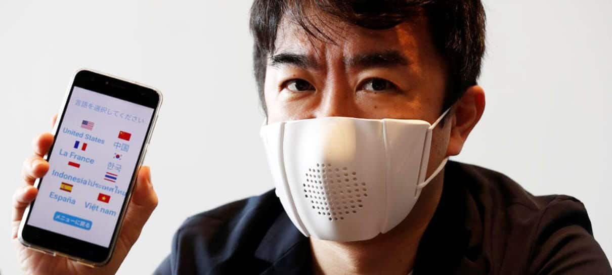 Empresa japonesa cria máscara com alto-falante e tradutor embutido