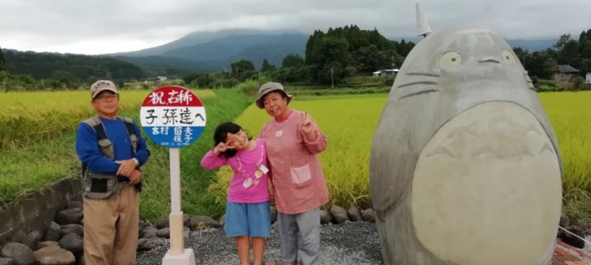 Casal de idosos constrói escultura gigante do Totoro em ponto de ônibus