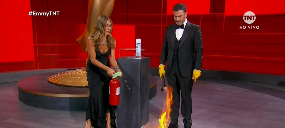 Jennifer Aniston e Jimmy Kimmel perdem o controle do fogo durante abertura do Emmy 2020