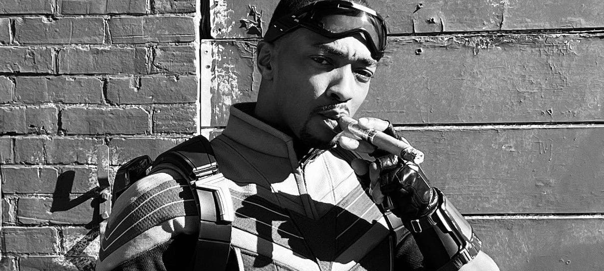 Anthony Mackie aparece uniformizado em foto dos bastidores de Falcão e o Soldado Invernal