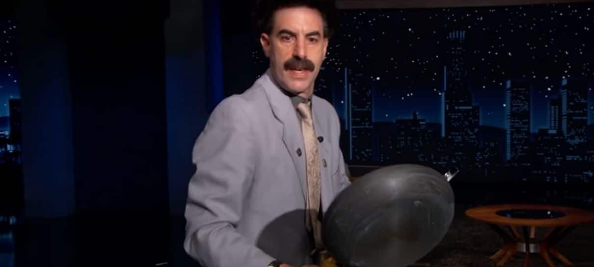 Borat tenta exterminar coronavírus com frigideira em programa de TV