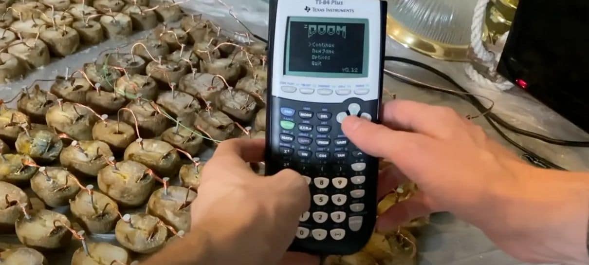 É possível jogar Doom em uma calculadora movida a batatas podres