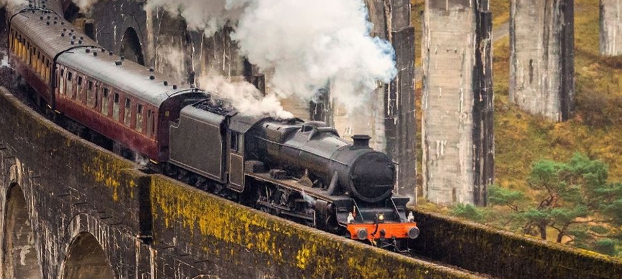Fãs esperam em estação para ver o Expresso Hogwarts passando mas tudo dá errado