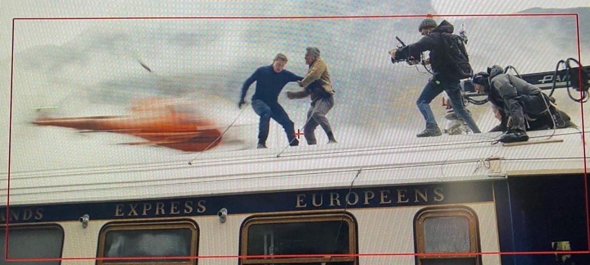 Missão: Impossível 7 | Foto mostra Tom Cruise lutando em cima de trem em movimento; veja