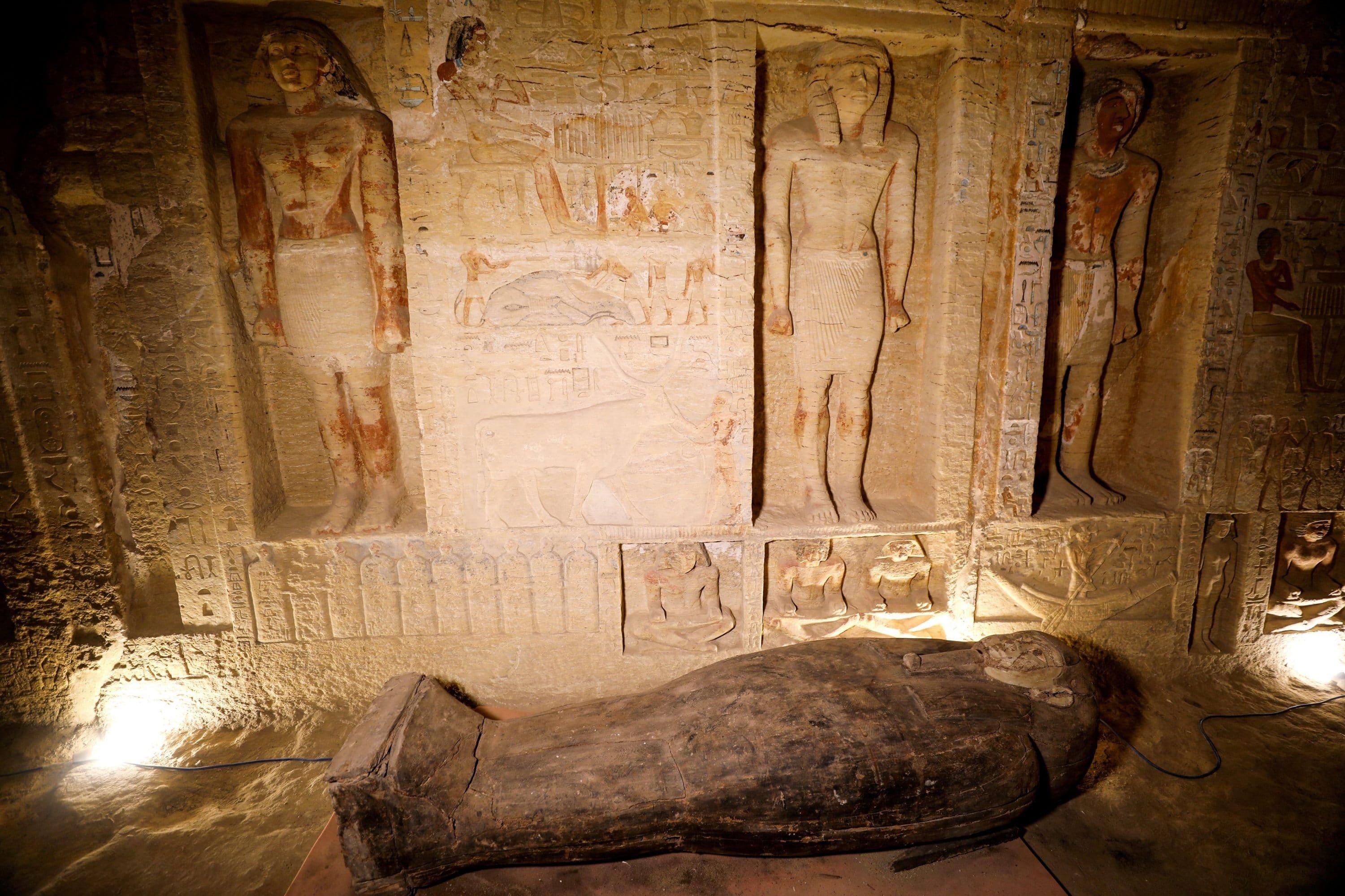 Гроб для упокоения фараонов. Саркофаги фараонов древнего Египта. Египет Саккара саркофаги. Мумия в саркофаге в древнем Египте. Саркофаг Тутанхамона.