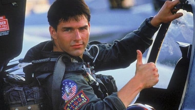 Tom Cruise recebe certificado de aviador naval honorário