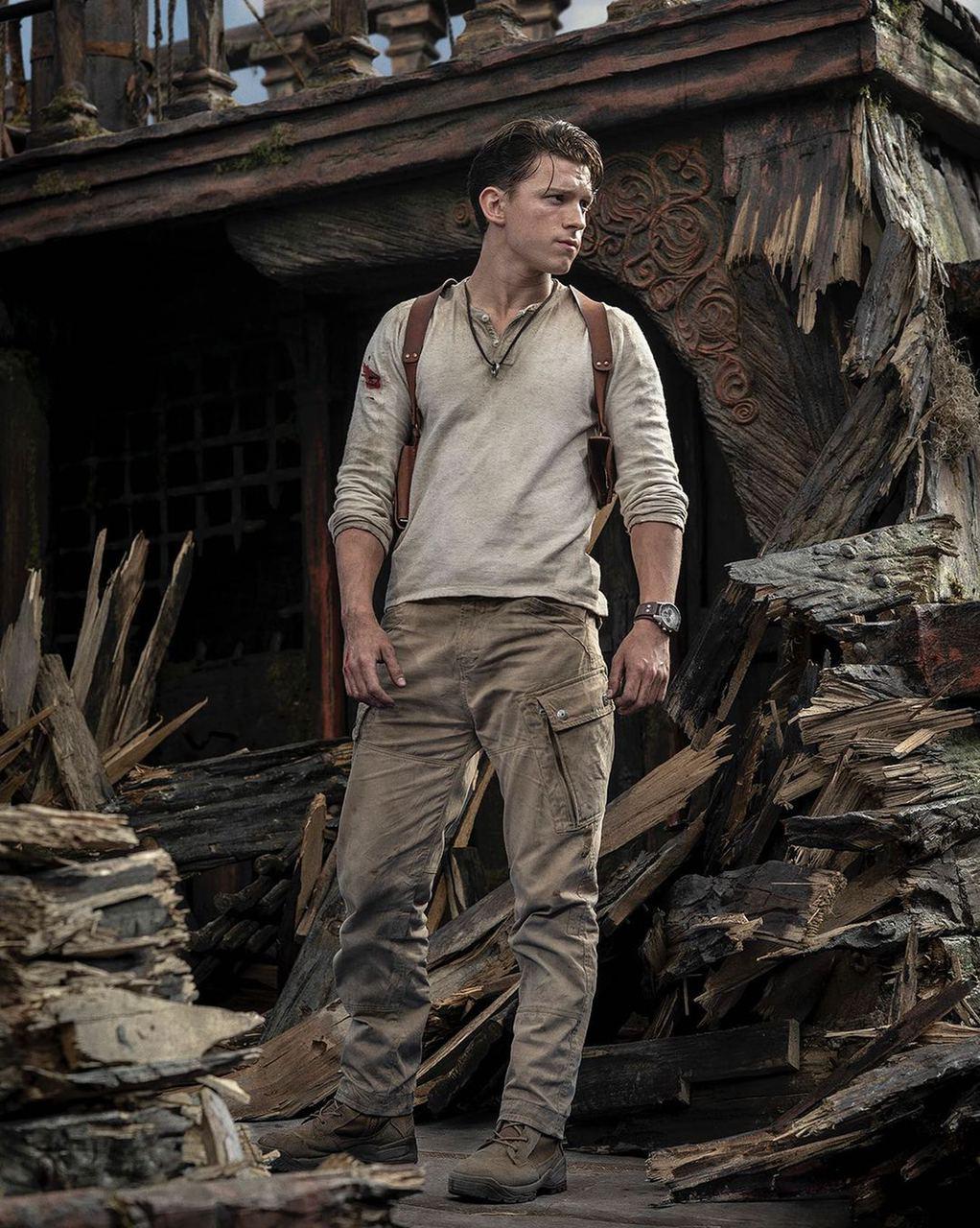 Tom Holland está em perigo em cartaz IMAX de Uncharted: Fora do Mapa -  NerdBunker