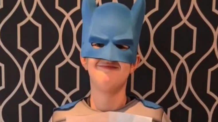 Batman | Robert Pattinson envia presente especial para menino de 10 anos com autismo