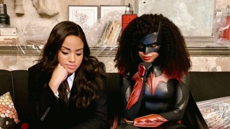 Batwoman | Javicia Leslie compartilha imagem dos bastidores da segunda temporada