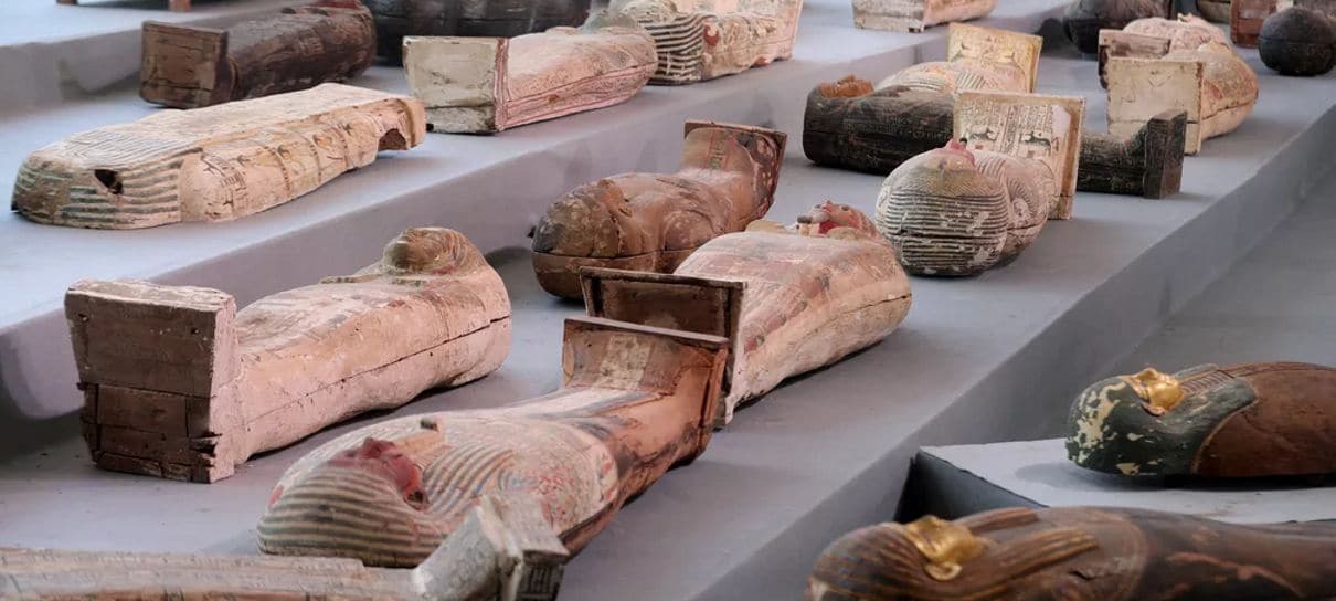 Mais de cem sarcófagos com 2.500 anos são descobertos no Egito