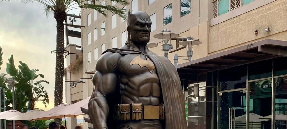 Batman ganha uma estátua de bronze em Burbank, na Califórnia