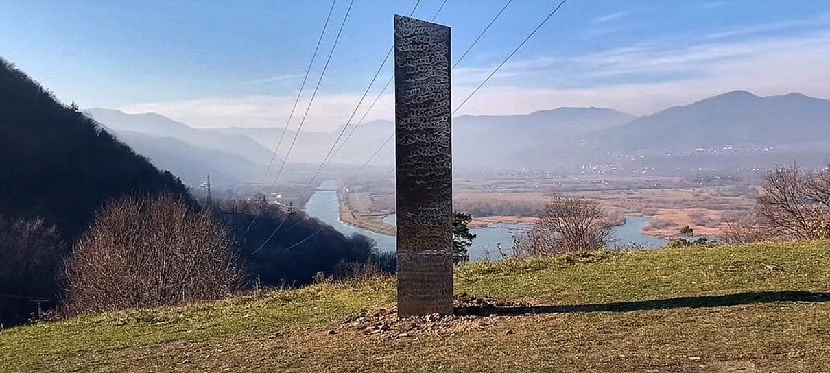 Monolito misterioso aparece na Romênia, após um idêntico desaparecer em Utah