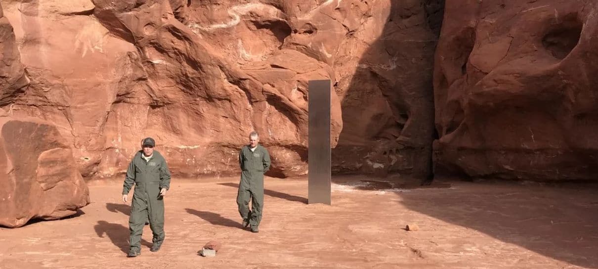 Monolito misterioso aparece no meio do deserto e ninguém sabe explicar o motivo