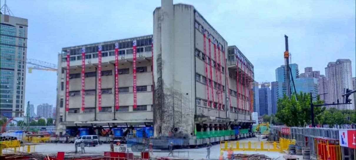 Vídeo mostra prédio histórico de 7600 toneladas "andando" até seu novo local na China