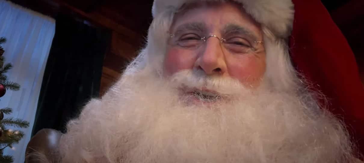 Steve Carell vira Papai Noel em divertido comercial; assista