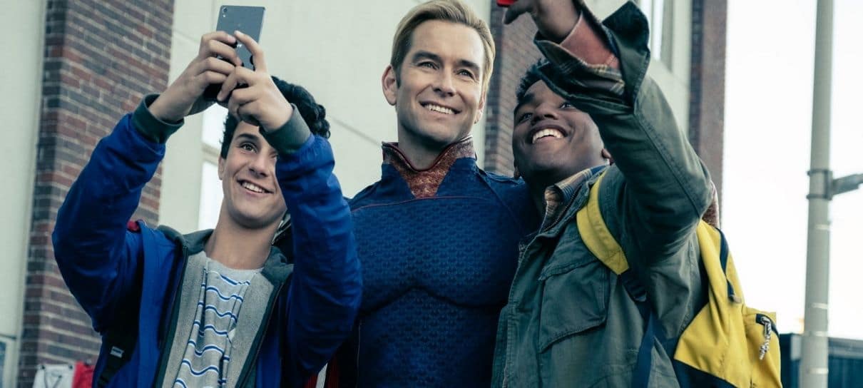 The Boys | Homem vestido como Capitão Pátria resgata pessoa presa em incêndio