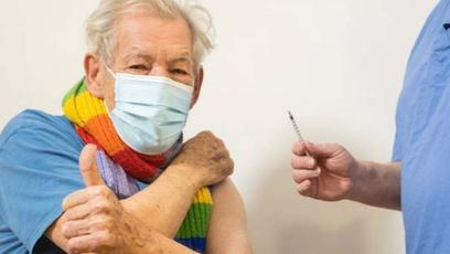 "Me sinto muito sortudo", diz Ian McKellen ao ser vacinado contra a COVID-19