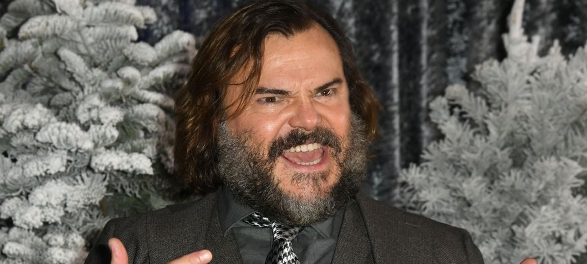 Jack Black aparece cantando o tema de The Mandalorian com capacete de Boba Fett