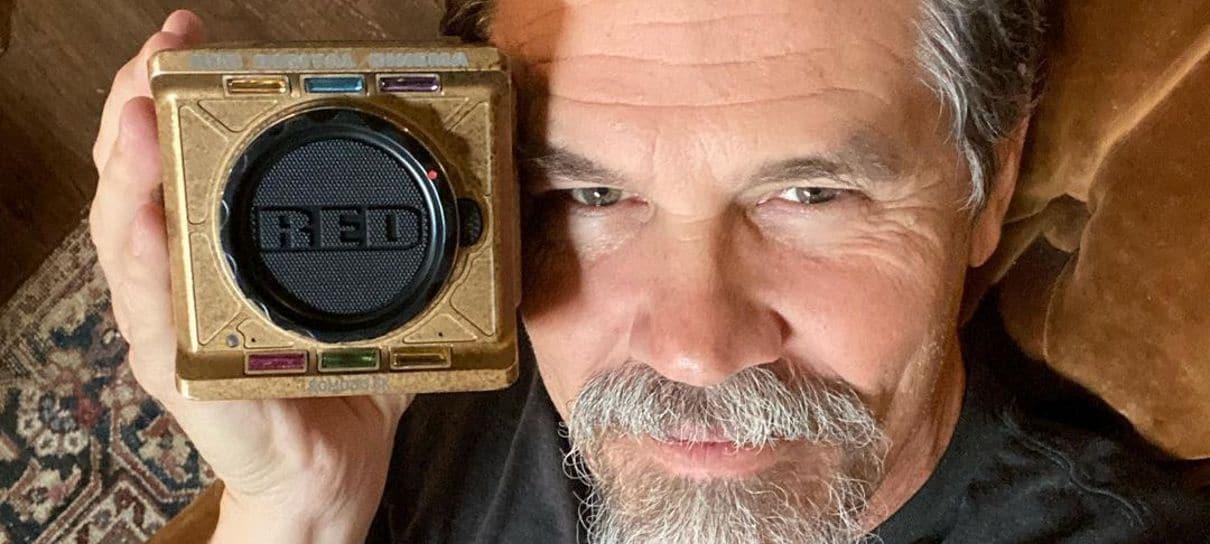 Josh Brolin ganha câmera Komodo 6k temática do Thanos